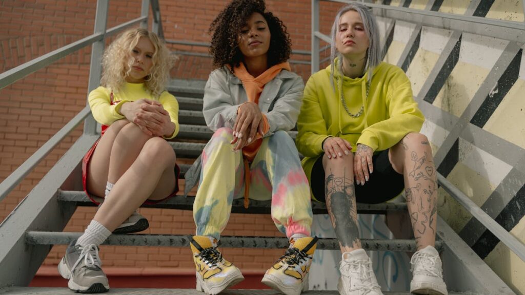 Looks streetwear coloridos: Como montar produções estilosas