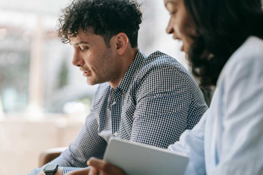 Minimalismo e Eficiência: Como a Tecnologia de Curadoria Está Redefinindo o Nosso Estilo de Vida e Consumo Minimalismo e Eficiência: Como a Tecnologia de Curadoria Está Redefinindo o Nosso Estilo de Vida e Consumo