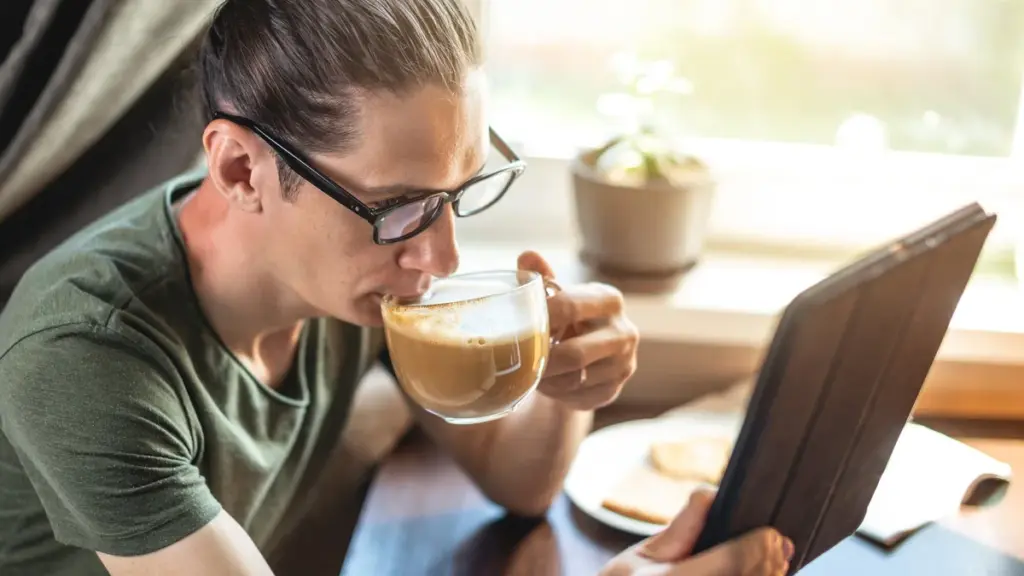 Tablet para estudar: o que precisa funcionar antes da compra Pessoa com um tablet e uma xícara